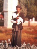 afghan avec des pigeons